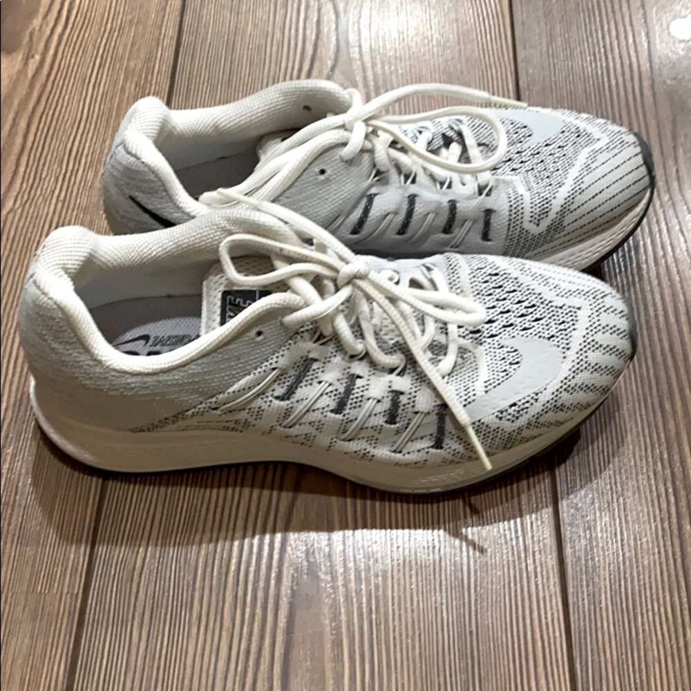 Nike running shoes, size 7. Worn 1 time!